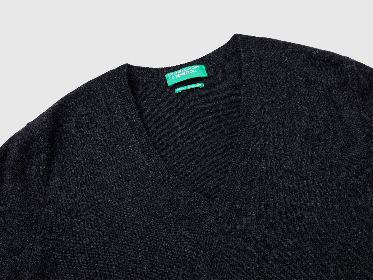 Maglia con scollo a V antracite in pura lana Merino