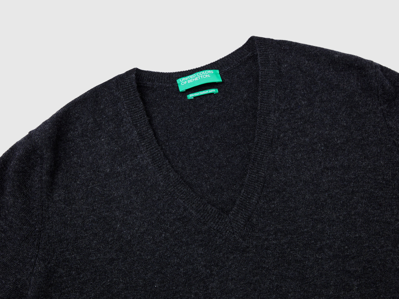 Maglia con scollo a V antracite in pura lana Merino da donna grigio scuro 3 | Benetton Outlet