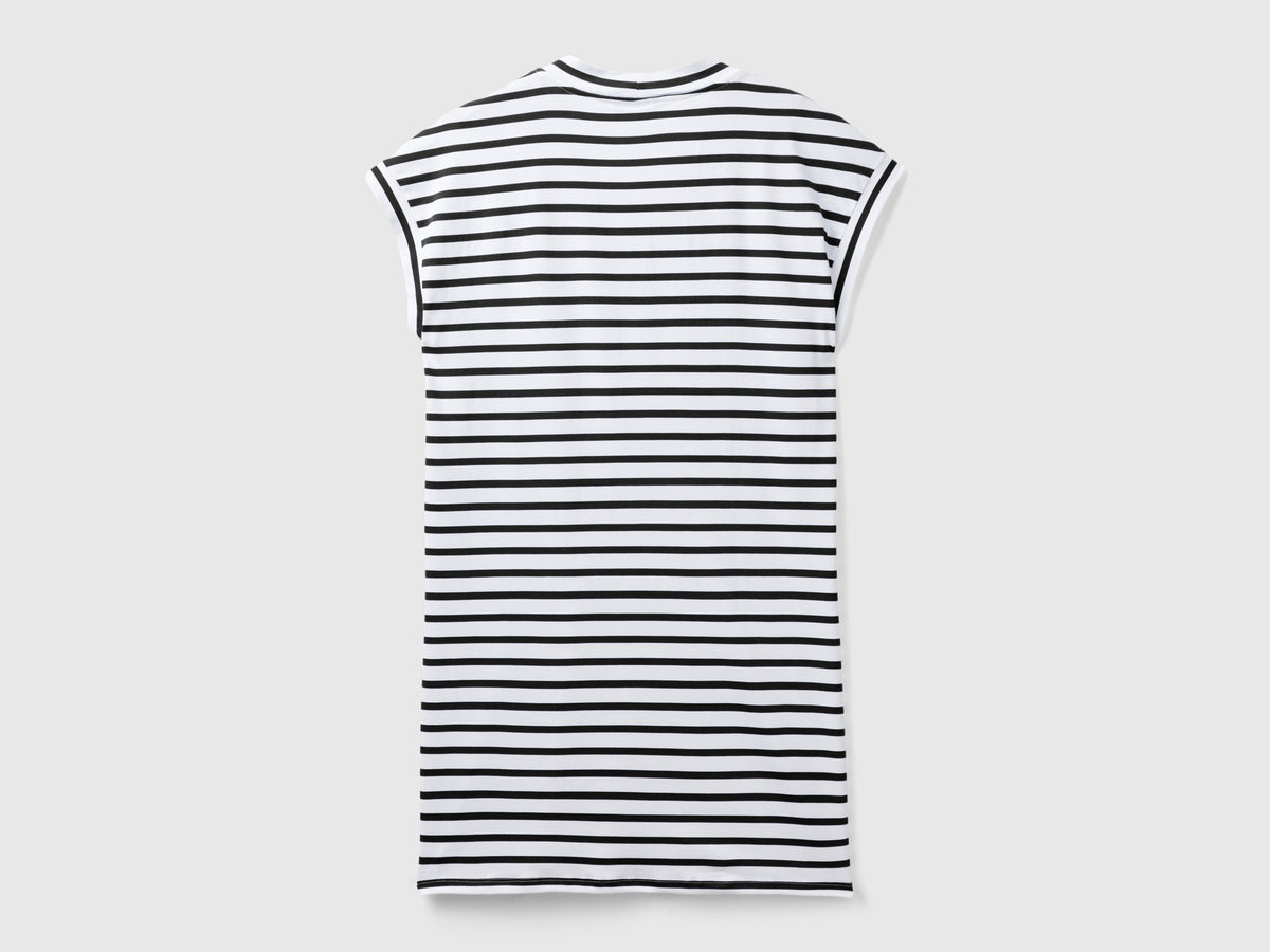 Abito a righe con scollo a V