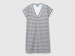 Abito a righe con scollo a V