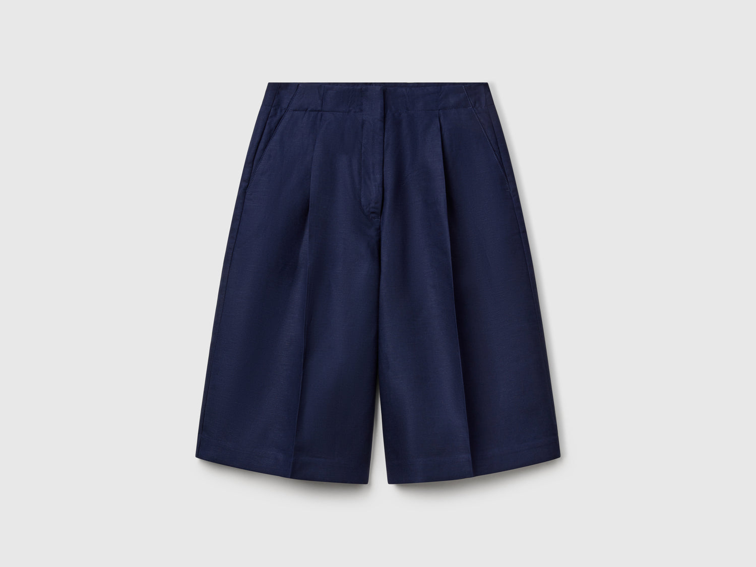 Knee-length Bermuda shorts in linen blend da donna blu scuro | Benetton Outlet