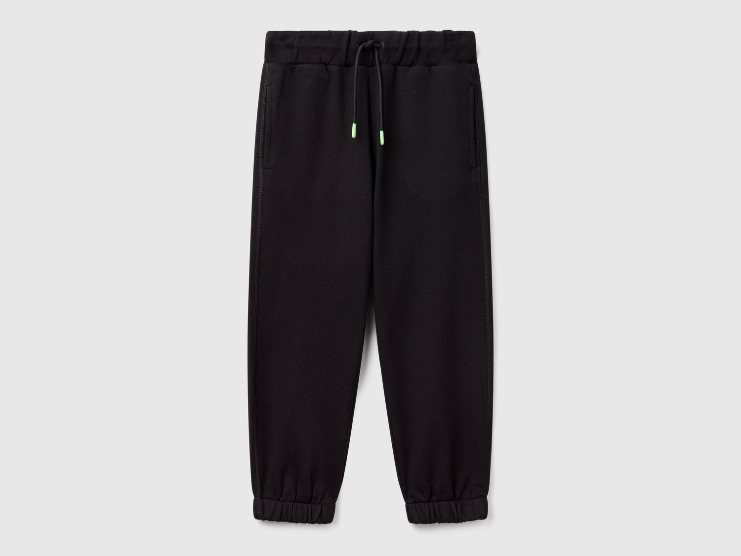 Joggers con stampa sul retro da bambino nero | Benetton Outlet