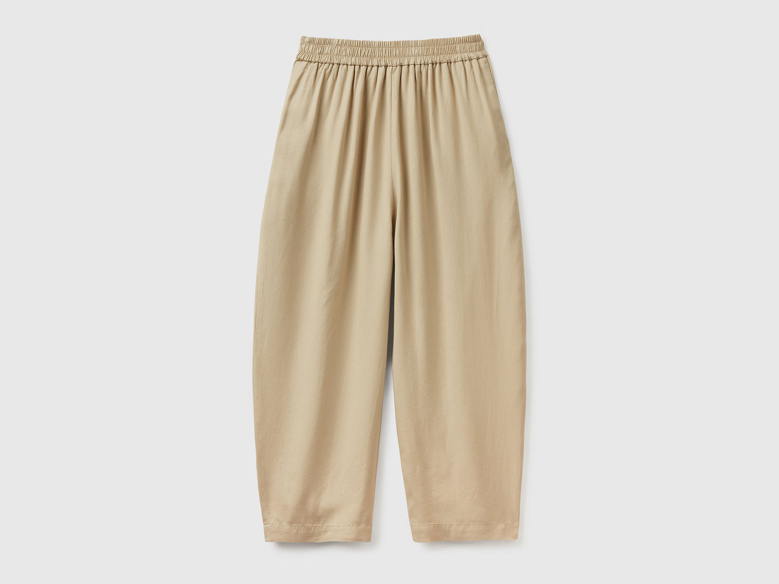 Pantaloni lunghi cropped in tessuto fluido da donna beige 2 | Benetton Outlet
