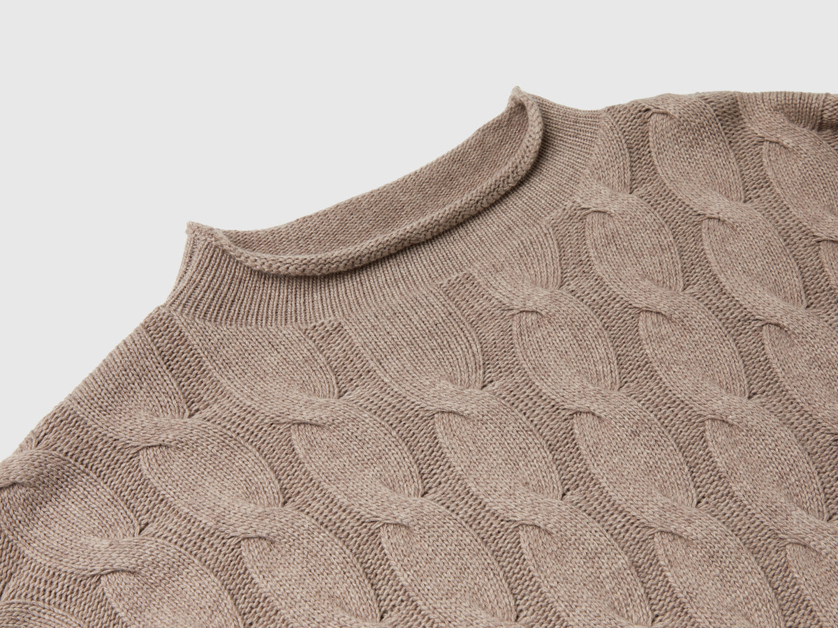 Maglia con lavorazione a trecce