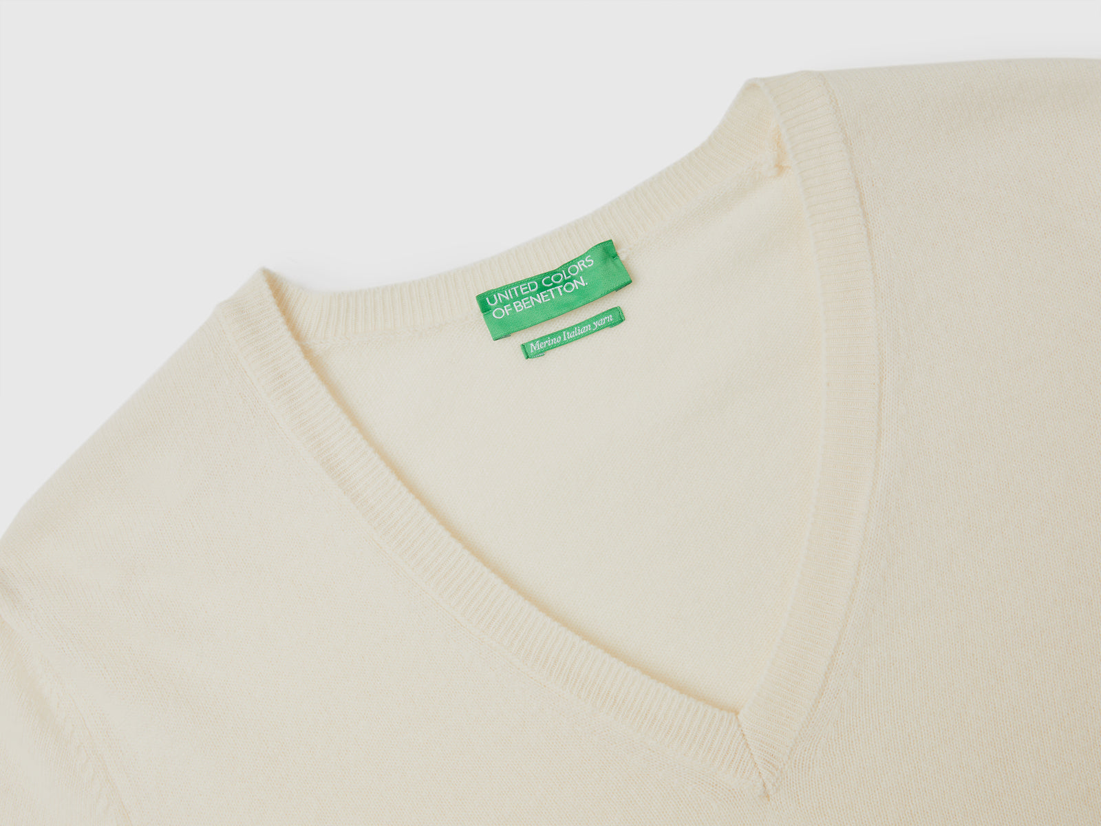 Maglia con scollo a V panna in pura lana Merino da donna bianco panna 3 | Benetton Outlet