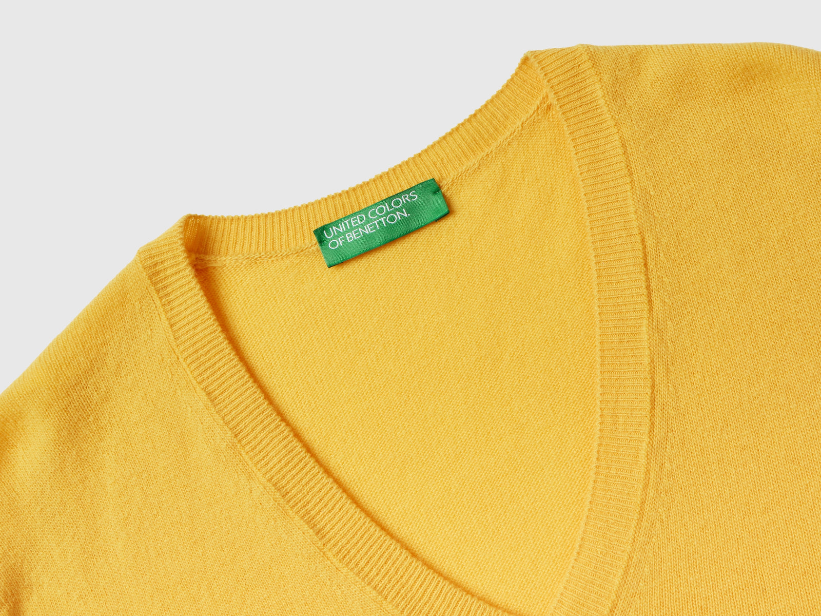 Maglia con scollo a V in pura lana Merino da donna giallo 3 | Benetton Outlet