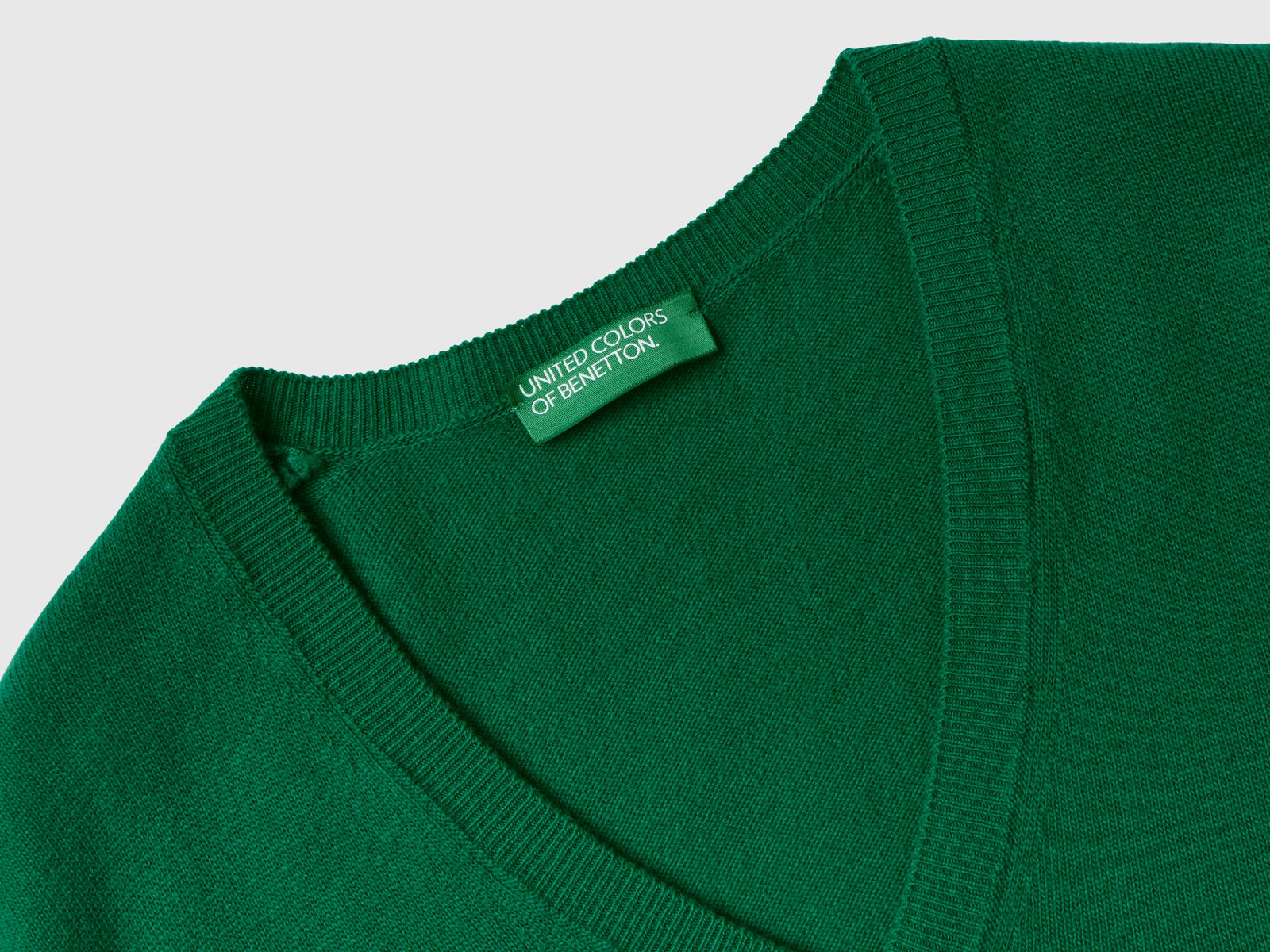 Maglia con scollo a V bosco in pura lana Merino da donna verde 3 | Benetton Outlet