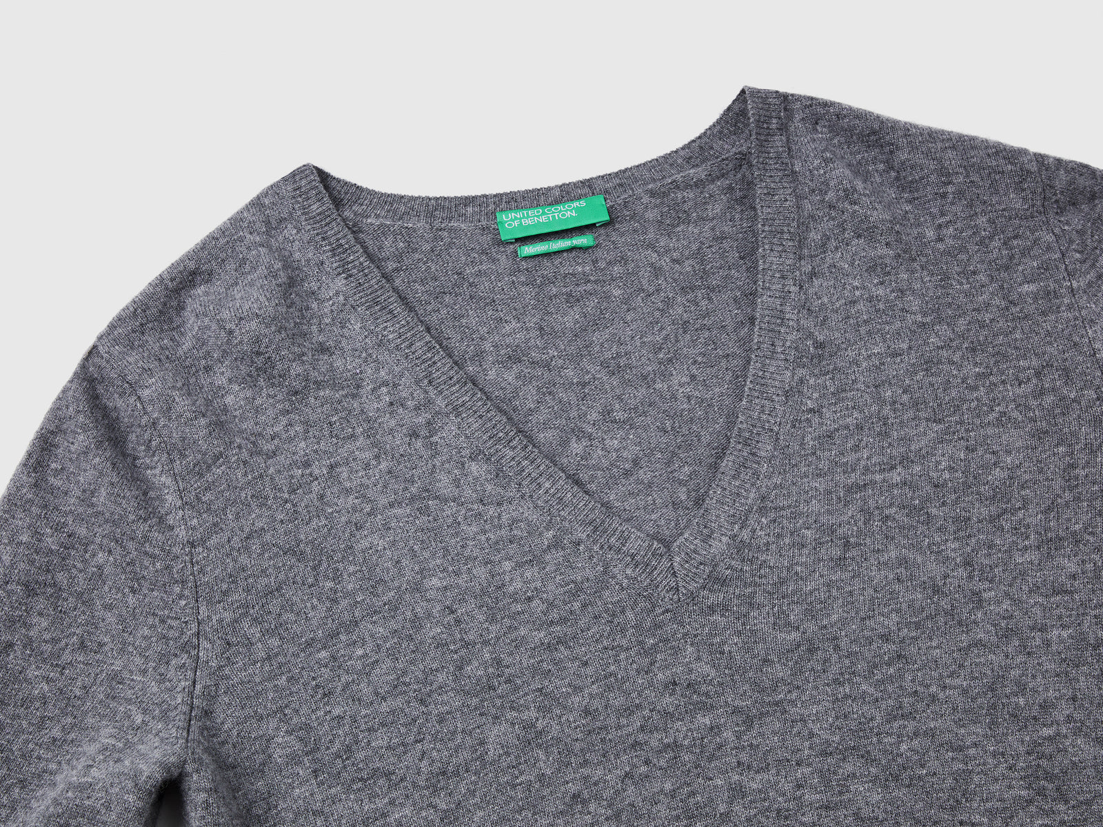 Suéter de cuello en V en pura lana merino da donna grigio scuro 3 | Benetton Outlet