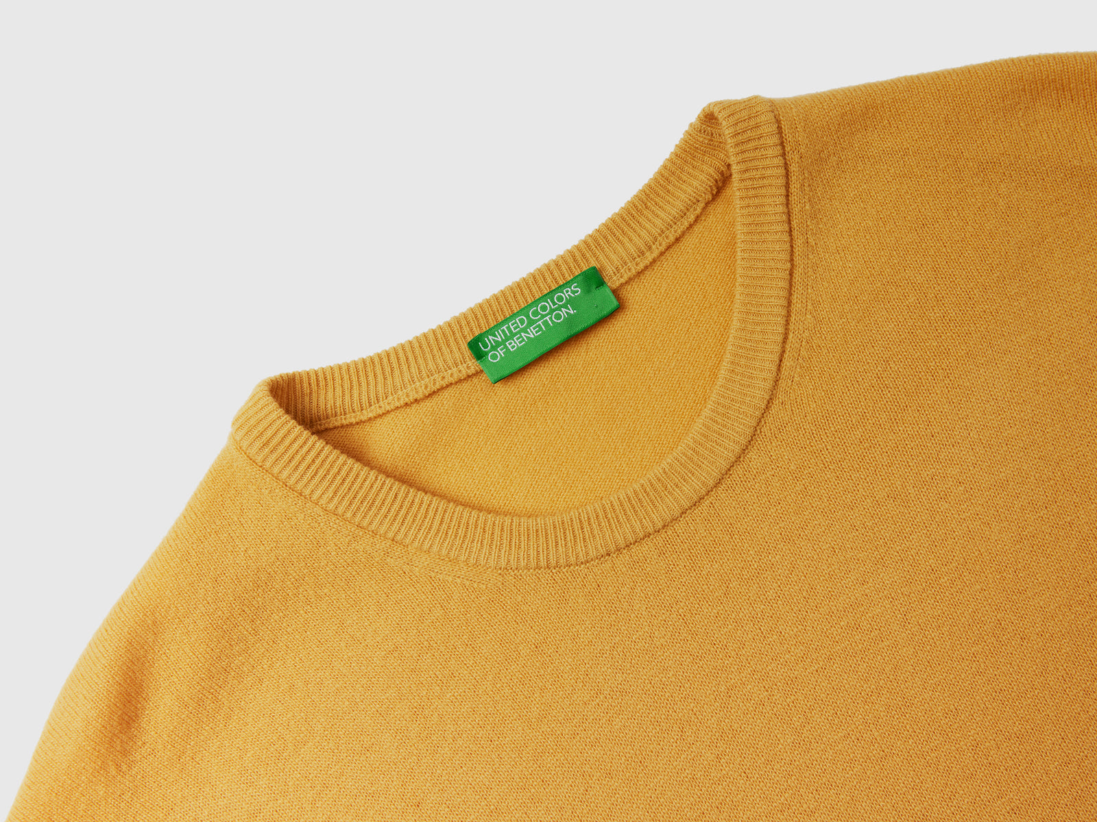 Maglia girocollo giallo senape in pura lana Merino da uomo cammello 3 | Benetton Outlet