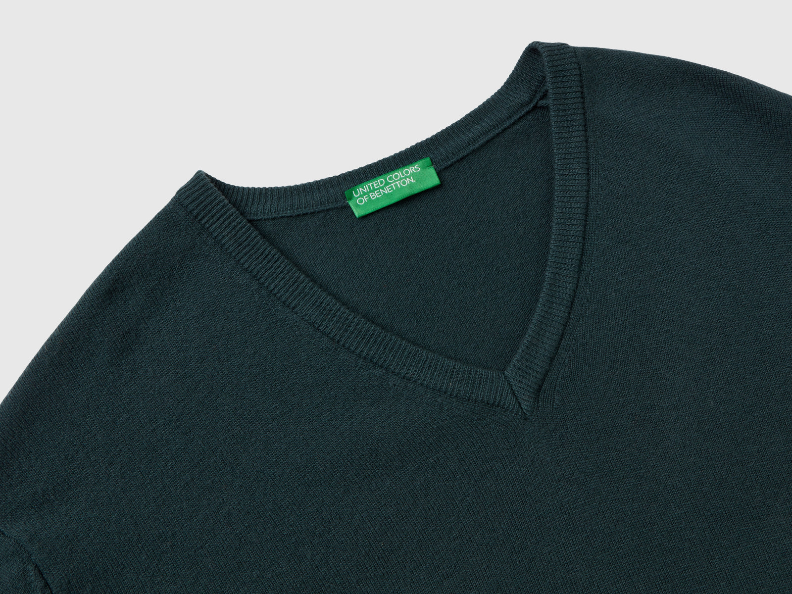 Maglia scollo a V in pura lana Merino da uomo verde scuro 3 | Benetton Outlet
