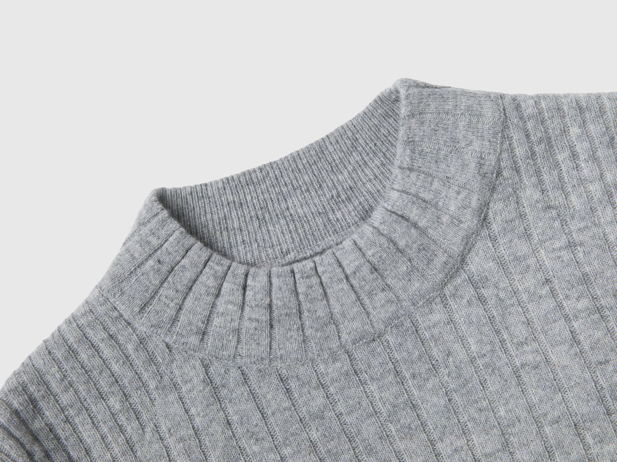 Maglia lupetto con spacchi