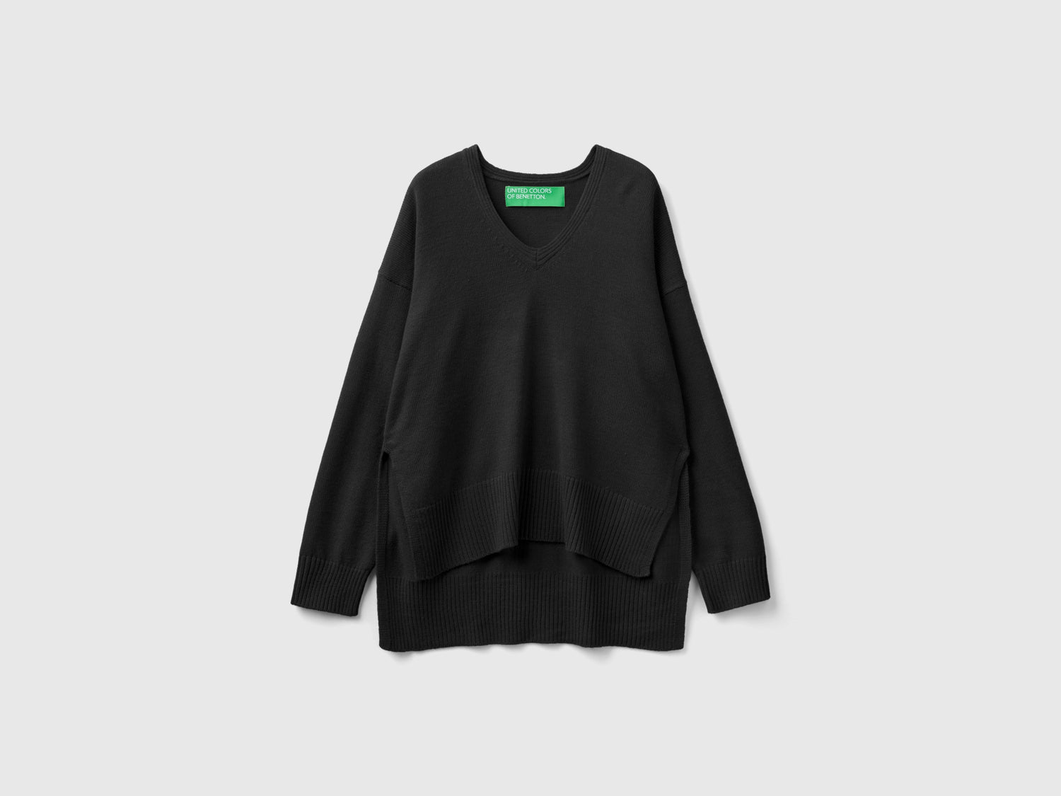 Maglia scollo a V over fit da donna nero | Benetton Outlet