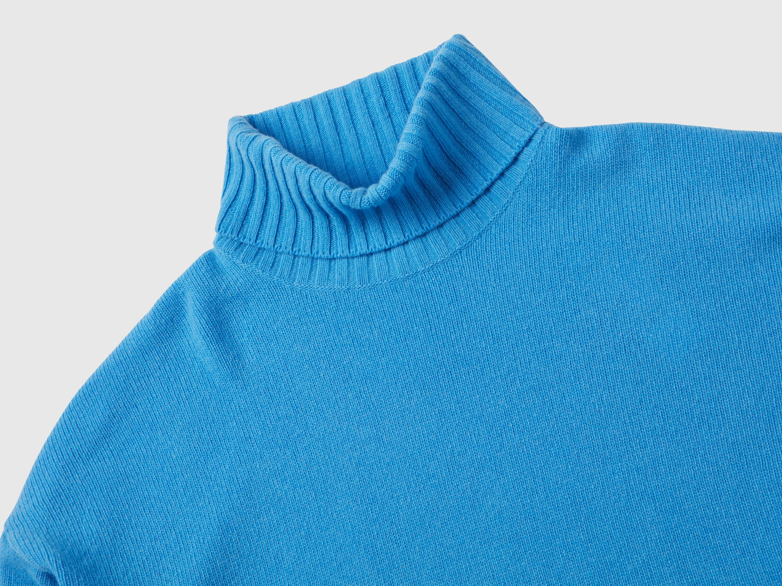 Dolcevita con spacchi da donna azzurro 3 | Benetton Outlet