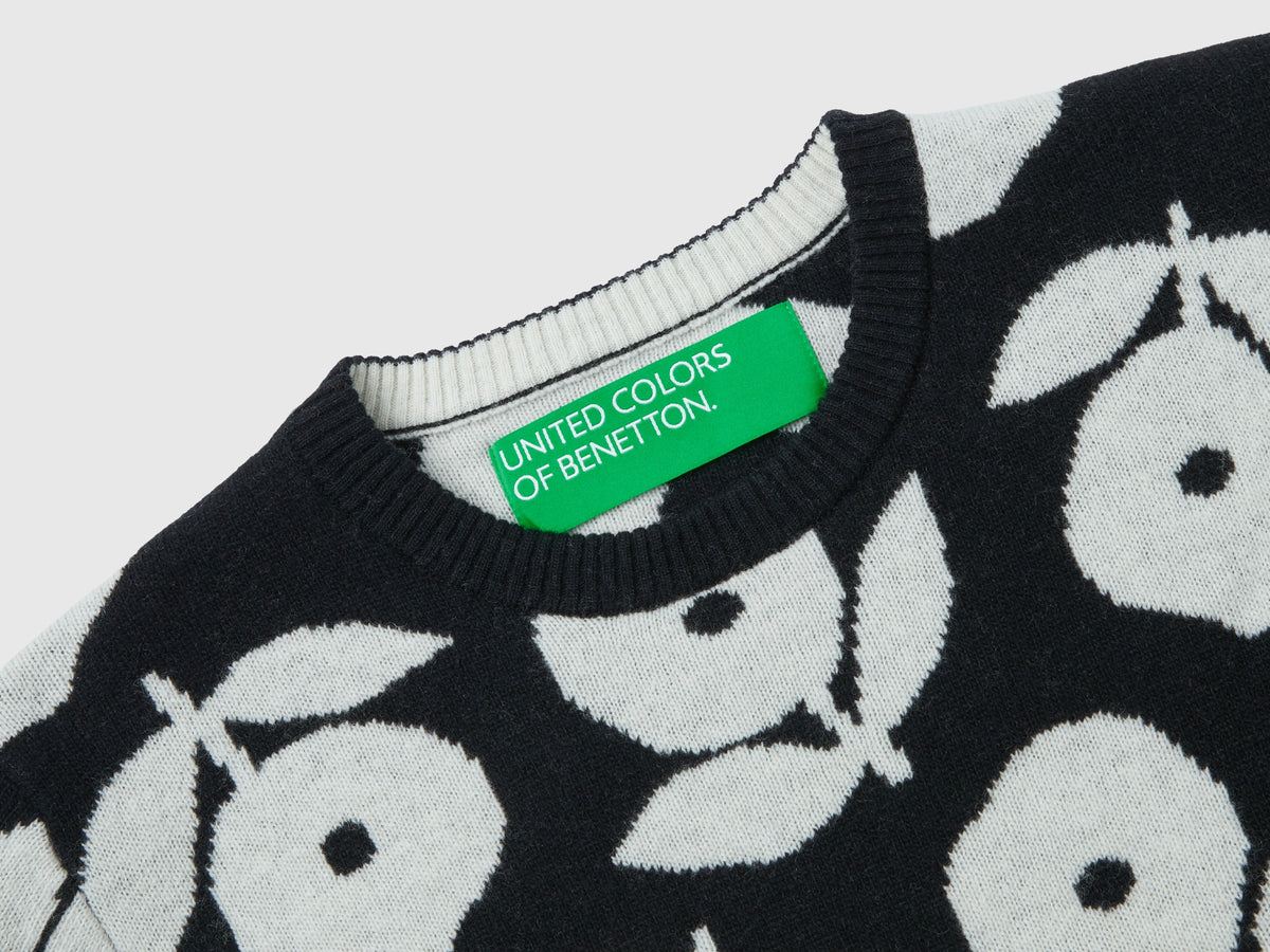 Maglia con intarsi floreali