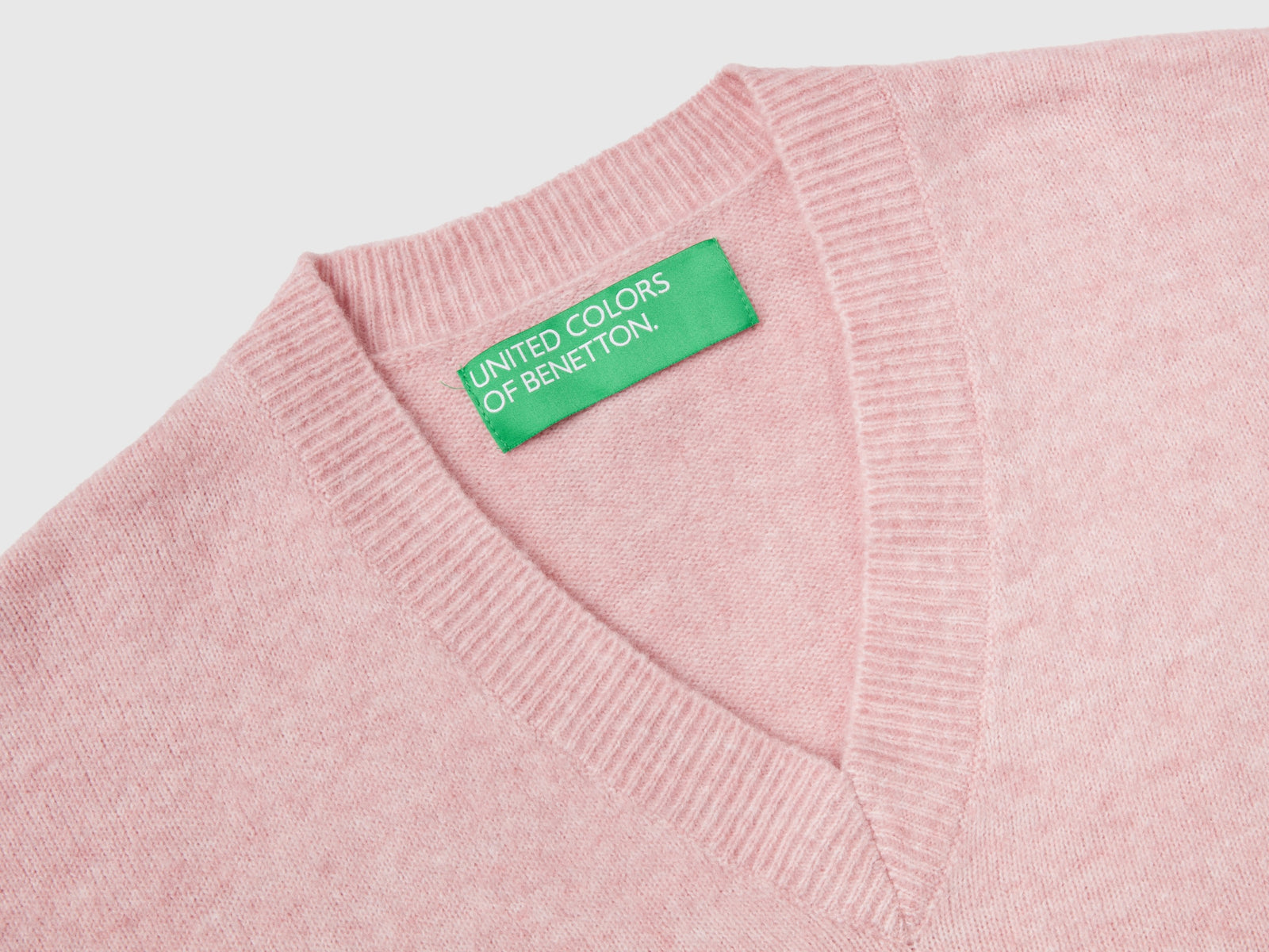 Maglia scollo a V in filato riciclato da donna rosa tenue 3 | Benetton Outlet