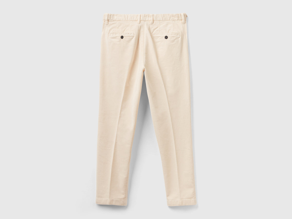 Pantalones chinos de pana de corte entallado