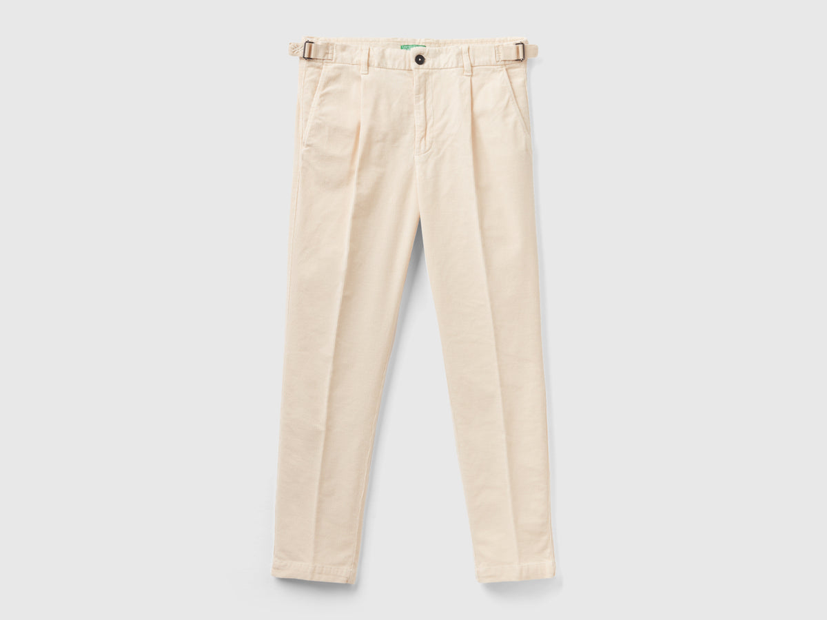 Pantalones chinos de pana de corte entallado