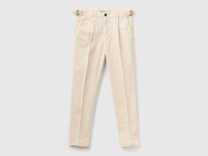Pantalones chinos de pana de corte entallado