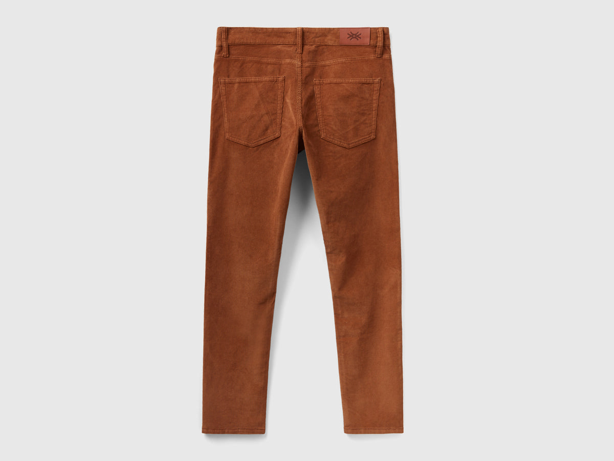 Pantalones de terciopelo de corte entallado