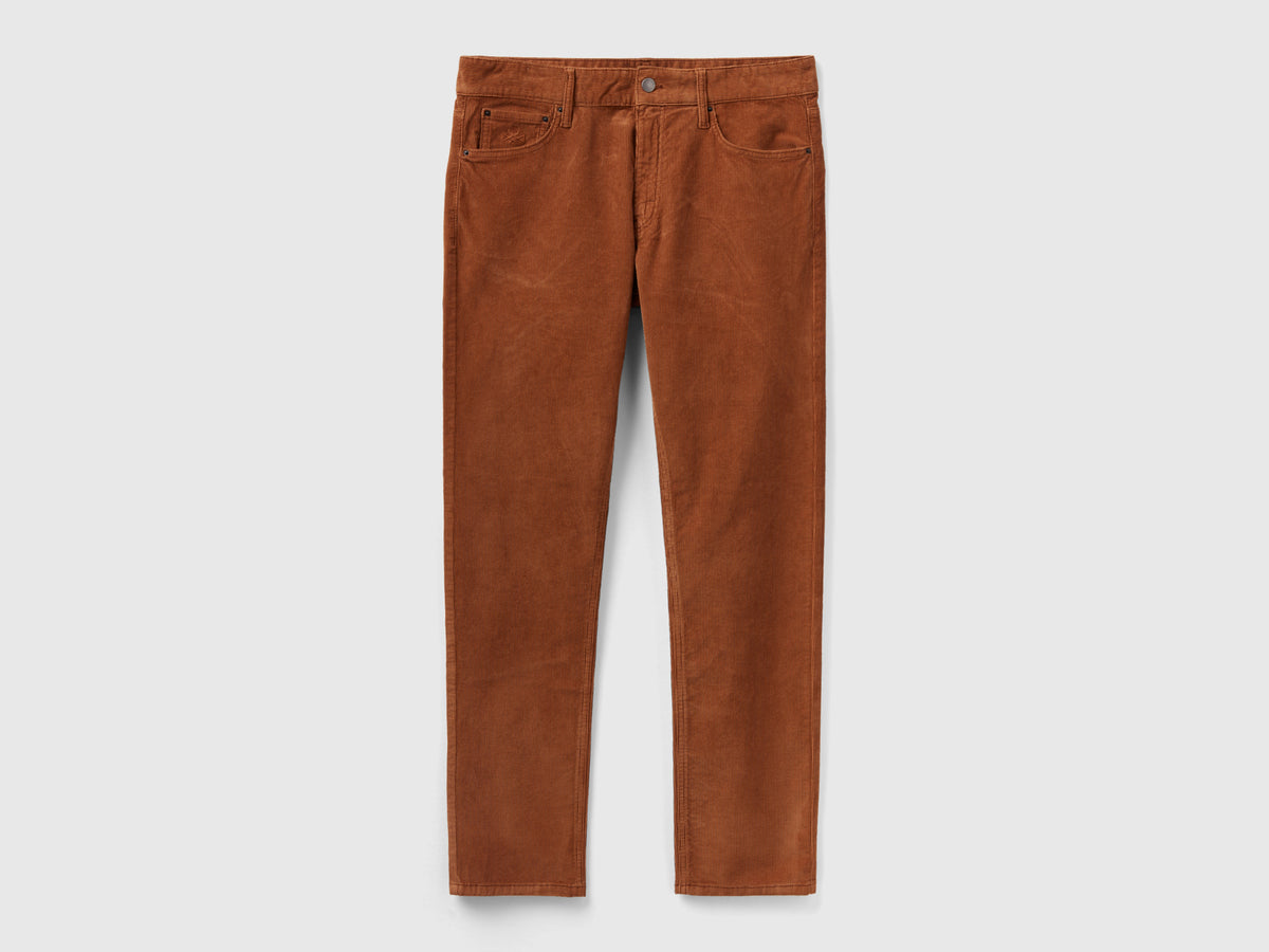 Pantalones de terciopelo de corte entallado