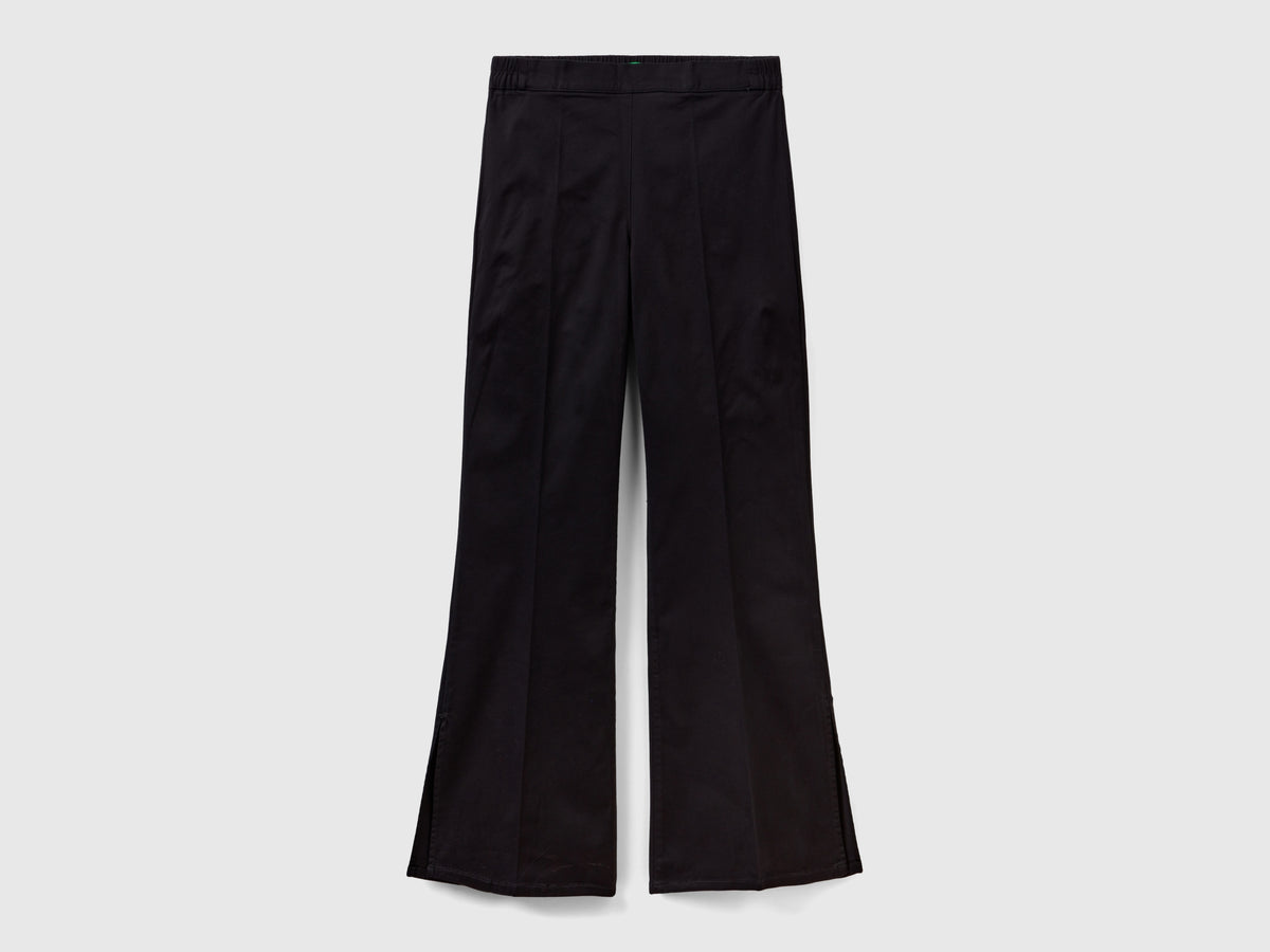 Pantaloni a zampa con spacchi