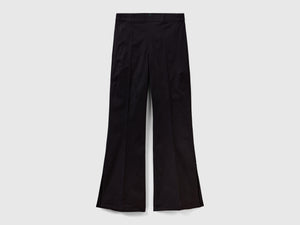 Pantaloni a zampa con spacchi