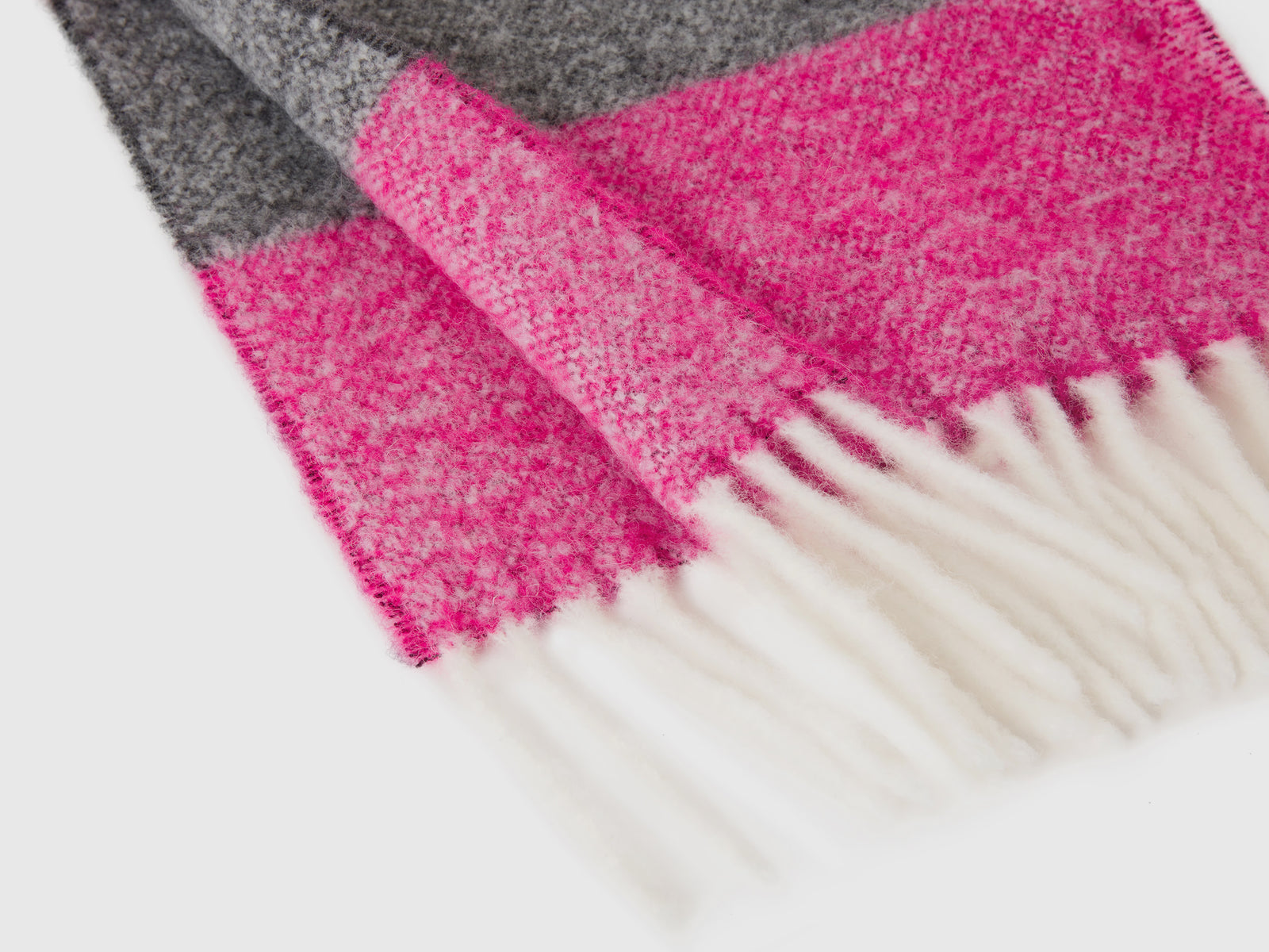 Sciarpa a righe in misto lana e tessuto riciclato da donna fucsia 2 | Benetton Outlet