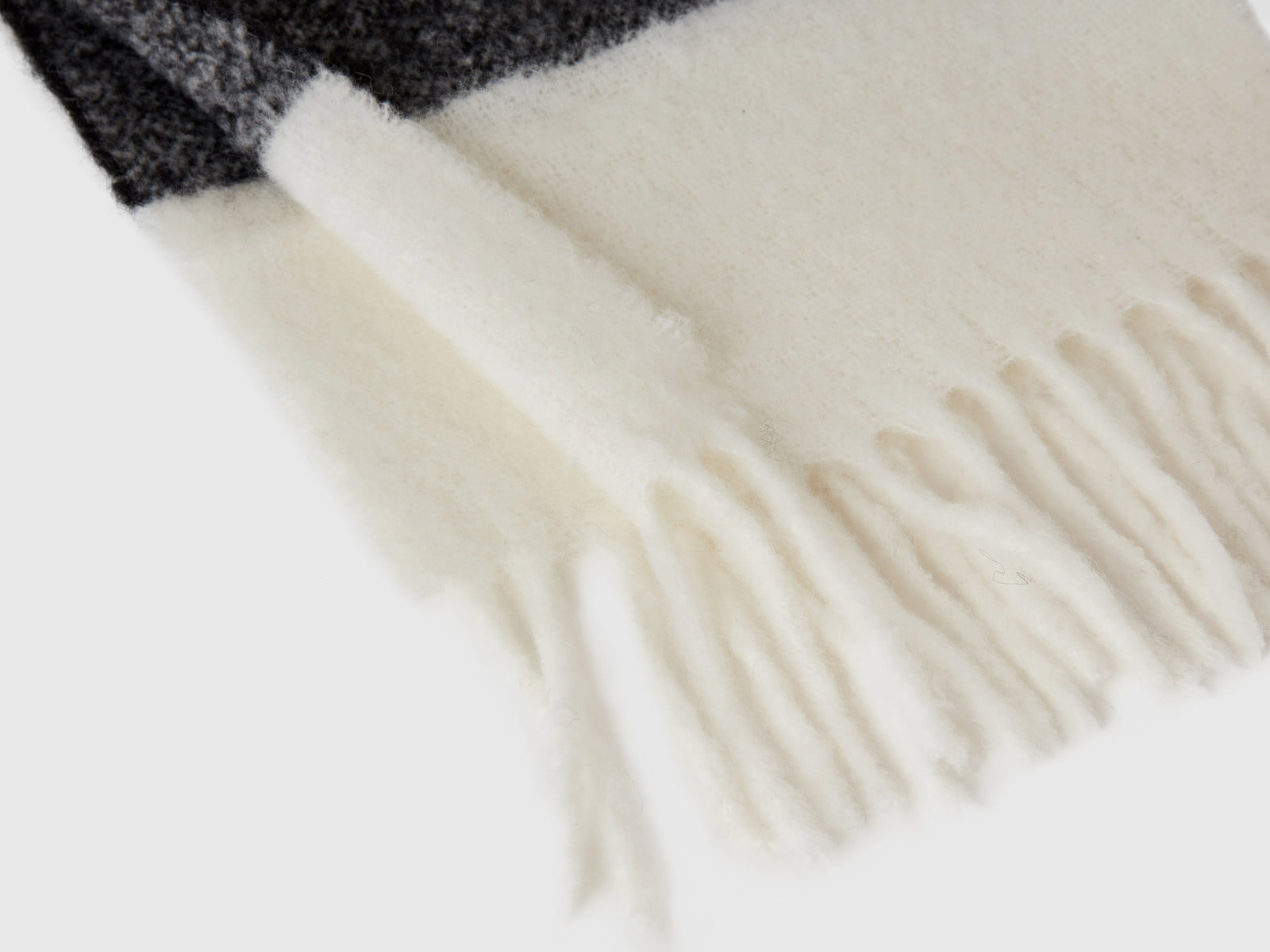 Sciarpa a righe in misto lana e tessuto riciclato da donna nero 2 | Benetton Outlet