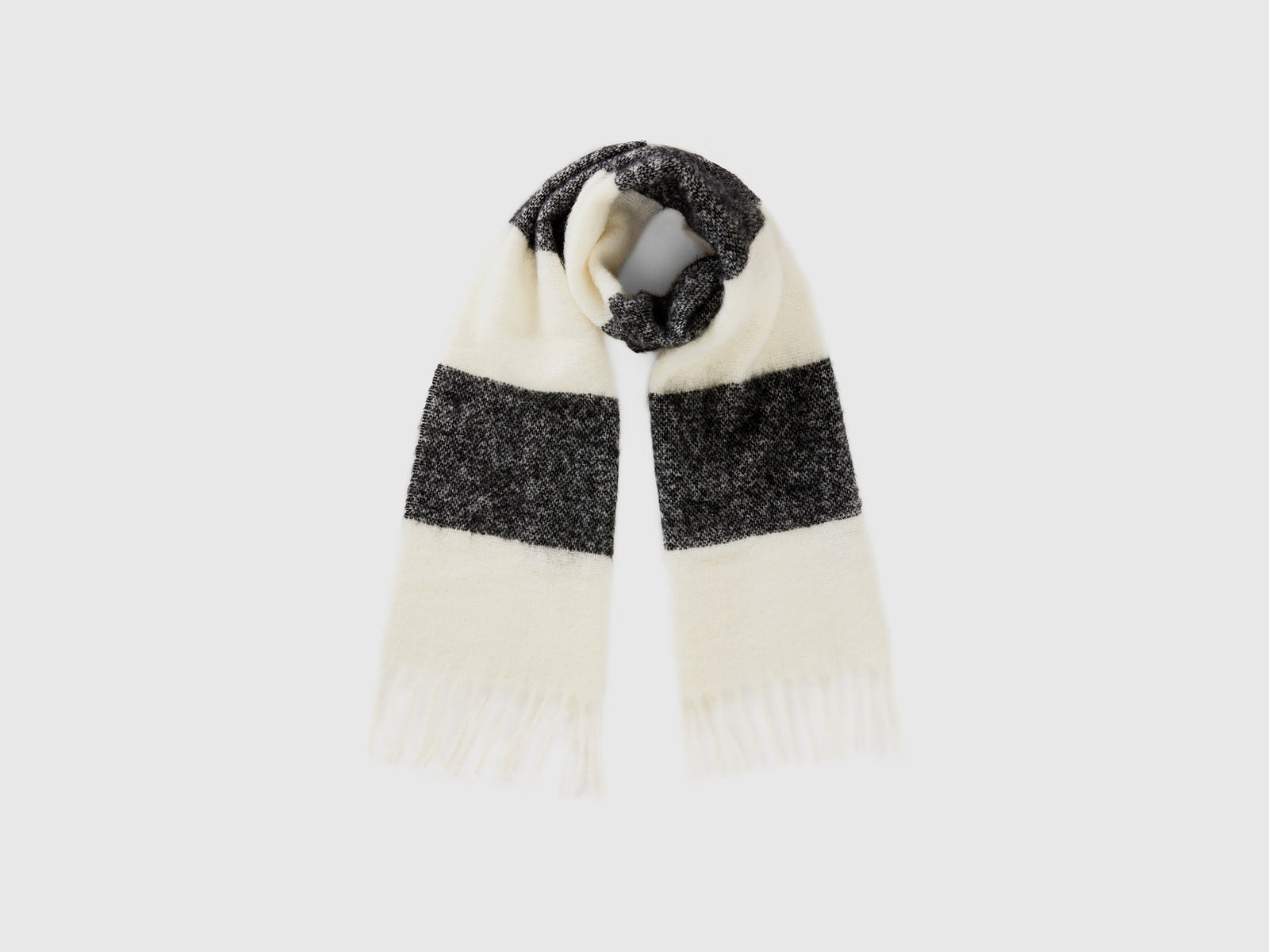 Sciarpa a righe in misto lana e tessuto riciclato da donna nero | Benetton Outlet