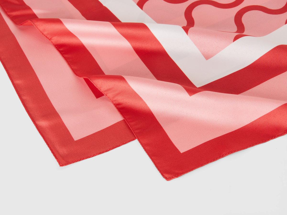Foulard e rosso con stampa fantasia