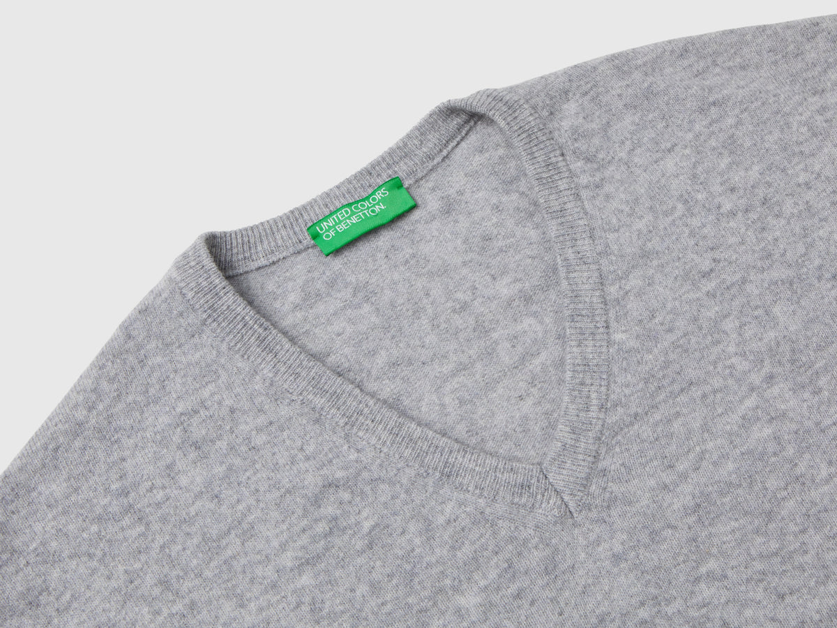 Maglia scollo a Vo mélange in pura lana Merino