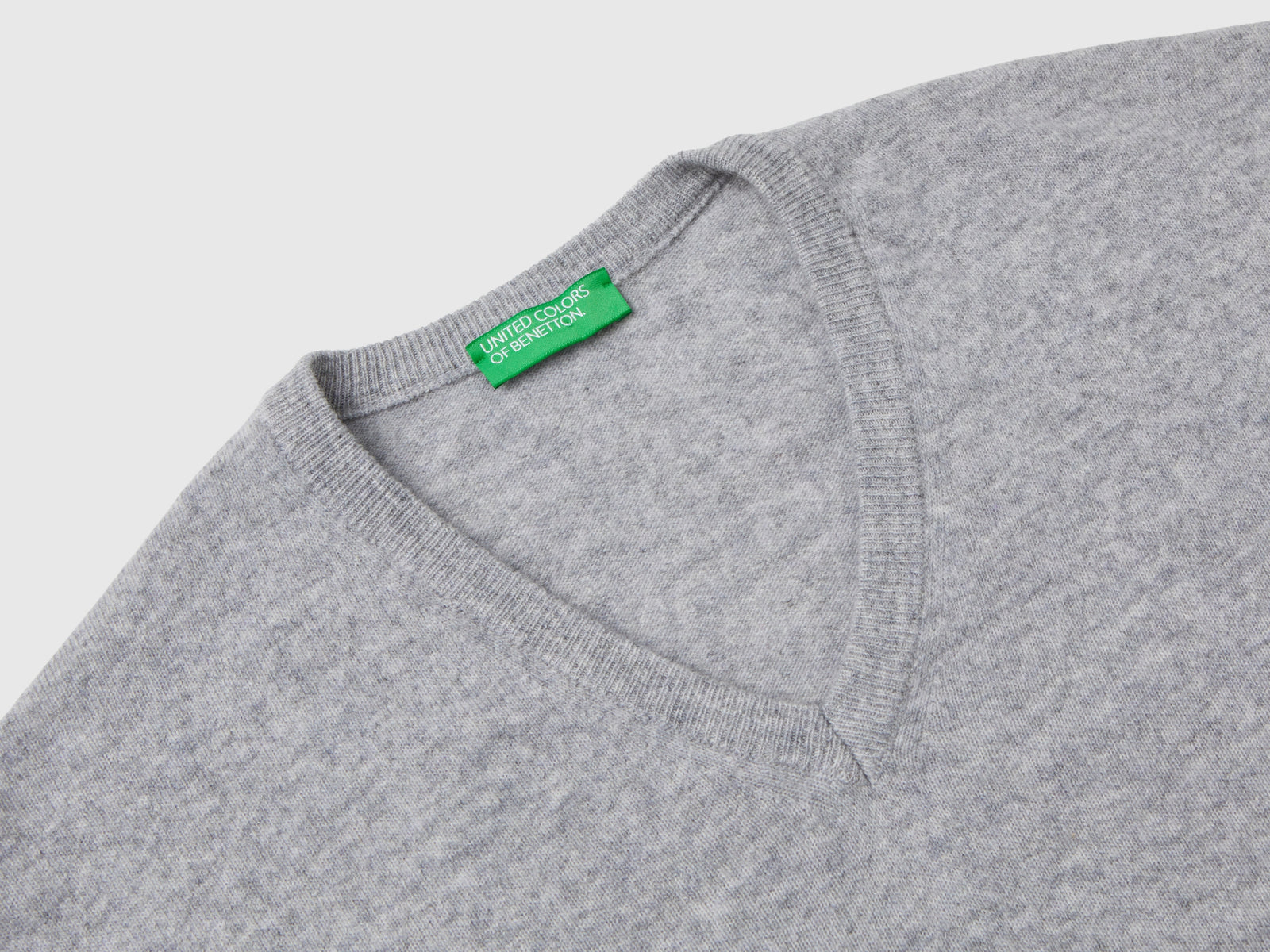 Maglia scollo a Vo mélange in pura lana Merino da uomo grigio chiaro 3 | Benetton Outlet