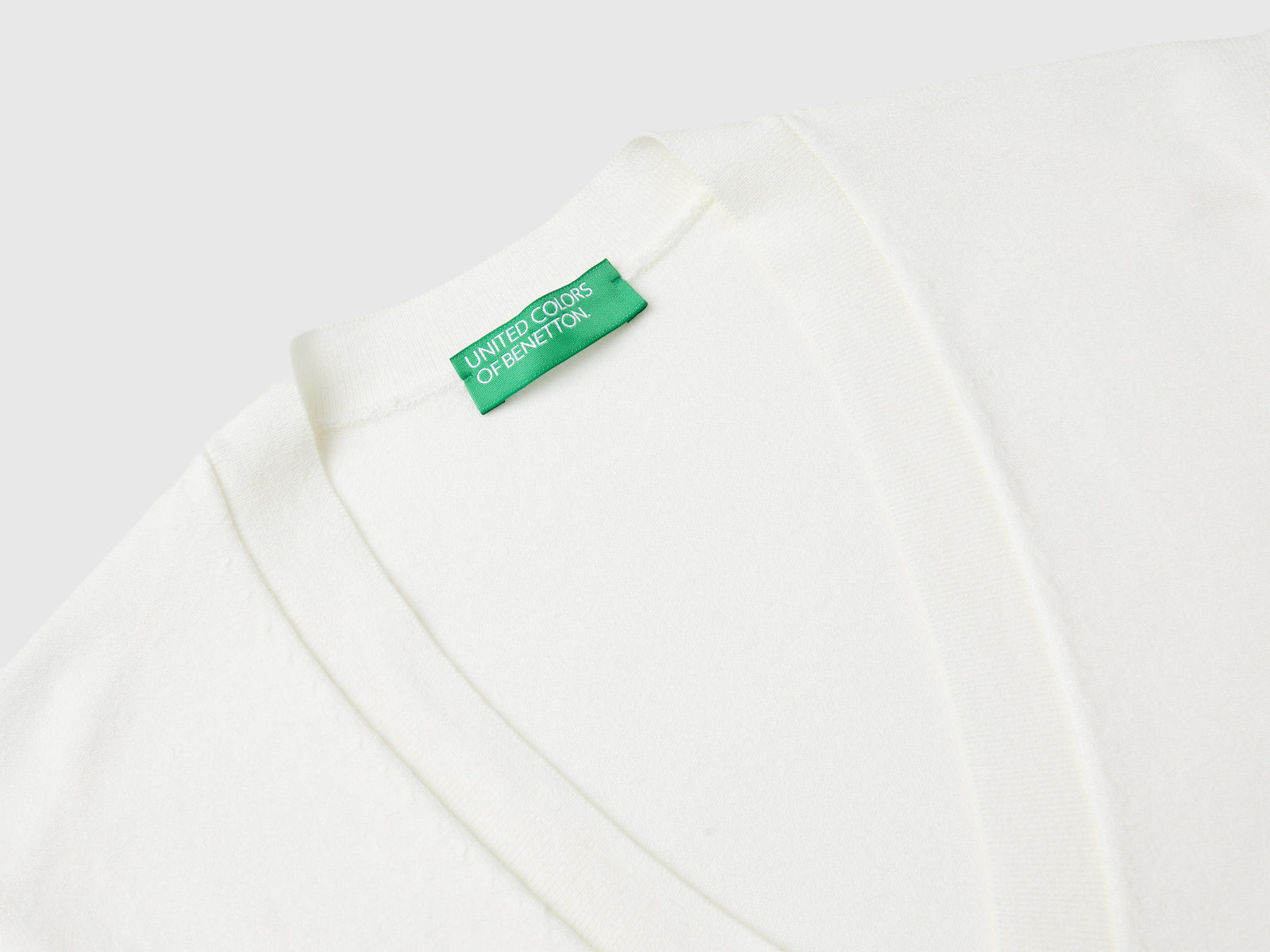 Maglia con scollo a V in misto viscosa da donna bianco 3 | Benetton Outlet