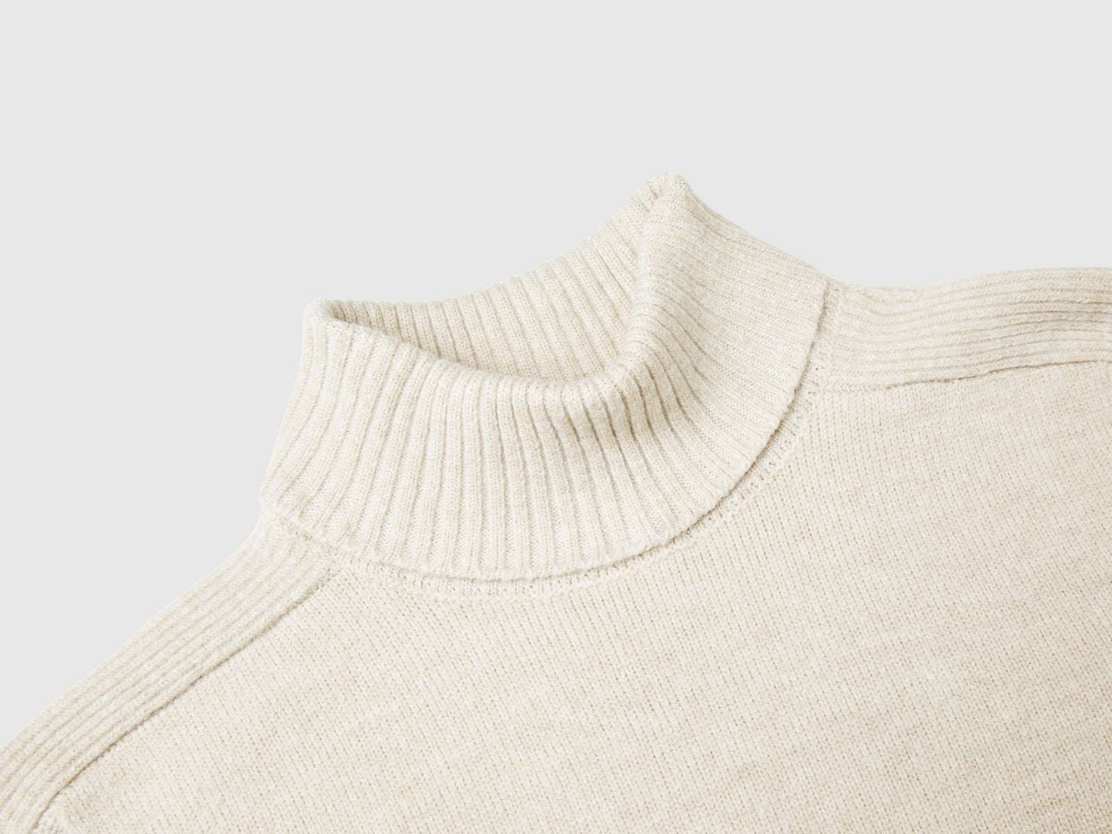 Maglia dolcevita con taschino da uomo beige 3 | Benetton Outlet