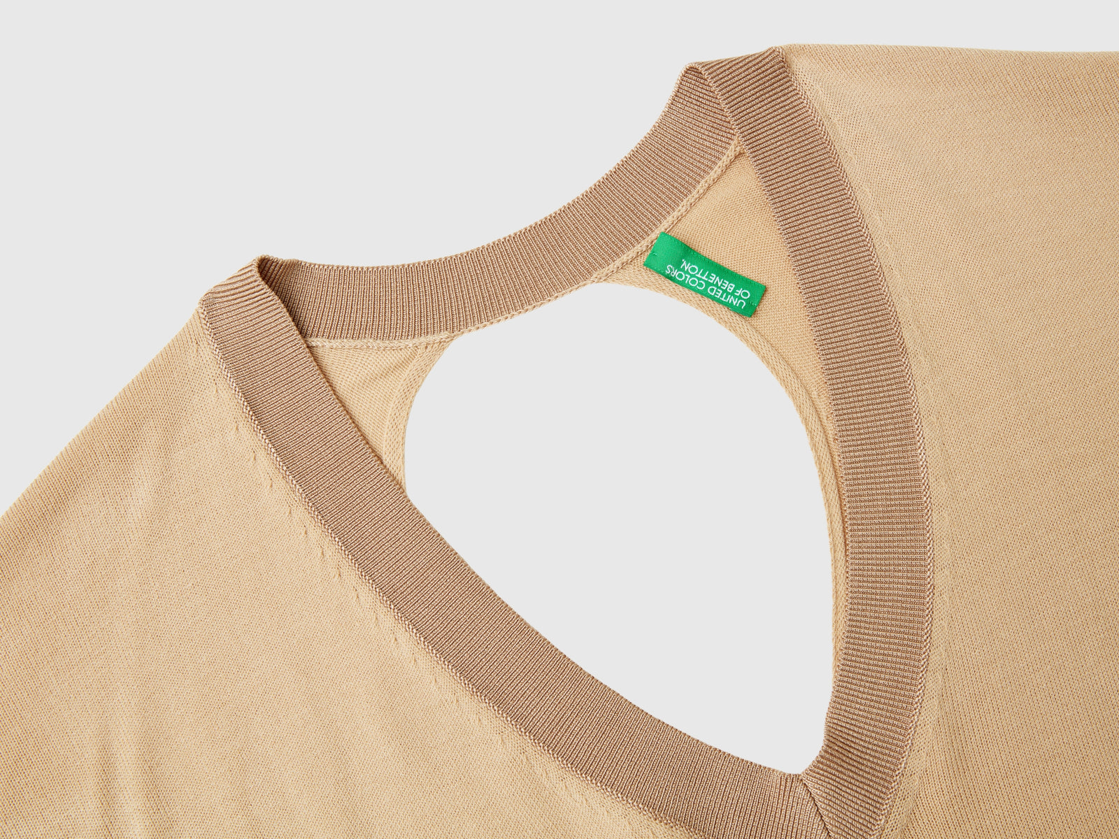 Maglioncino con apertura sul retro da donna beige 3 | Benetton Outlet