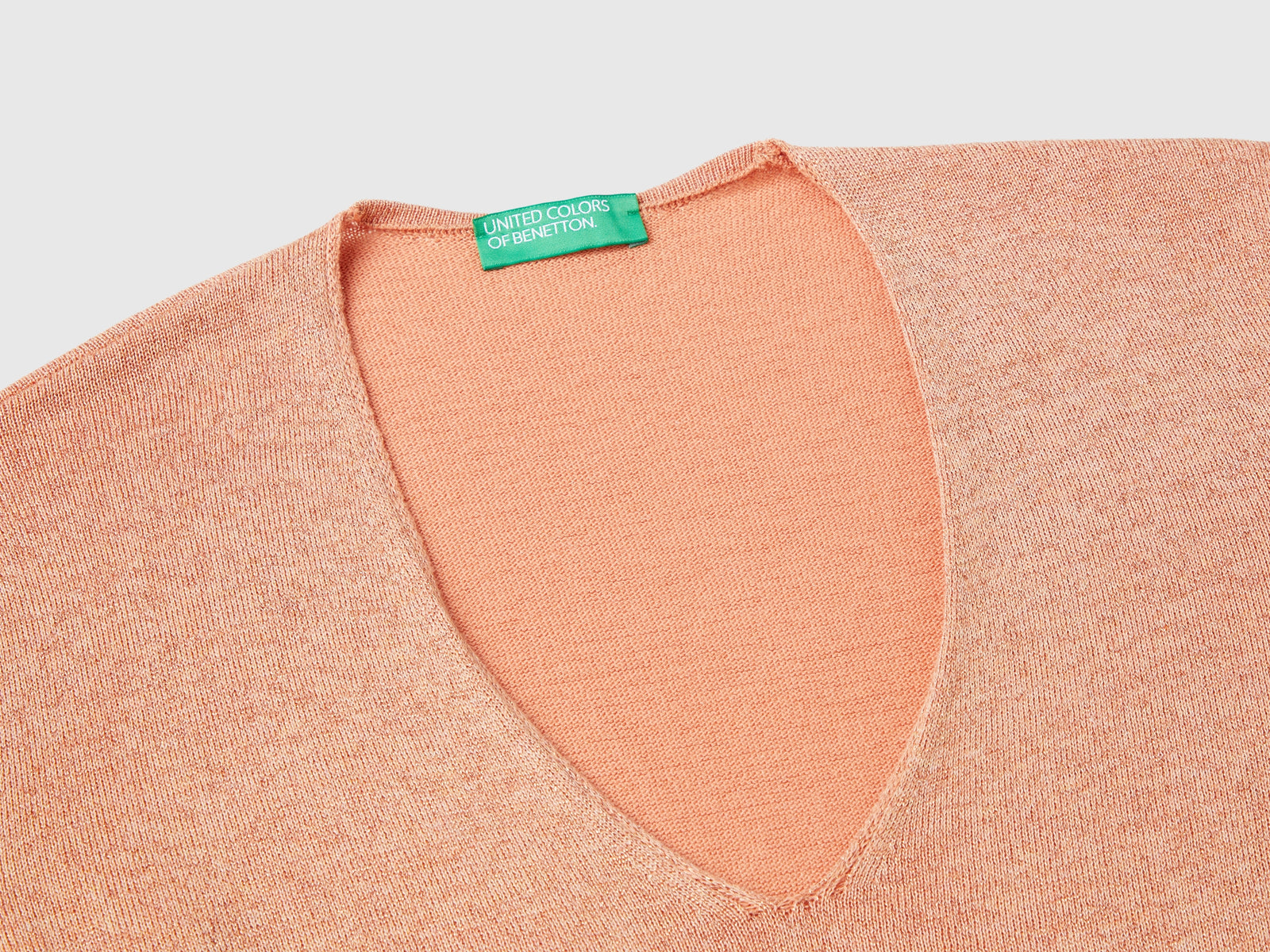V-neck sweater with lurex da donna pesca 3 | Benetton Outlet