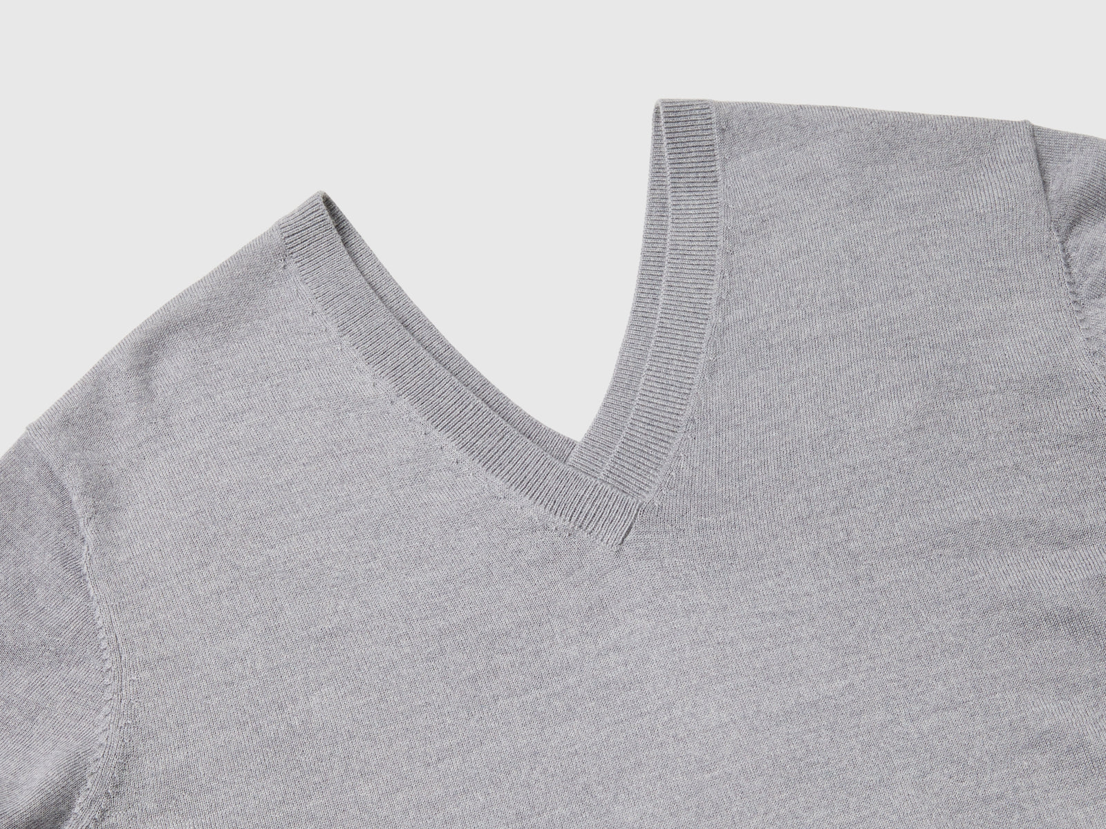 Maglia scollo a V in pura lana Merino da donna grigio chiaro 3 | Benetton Outlet