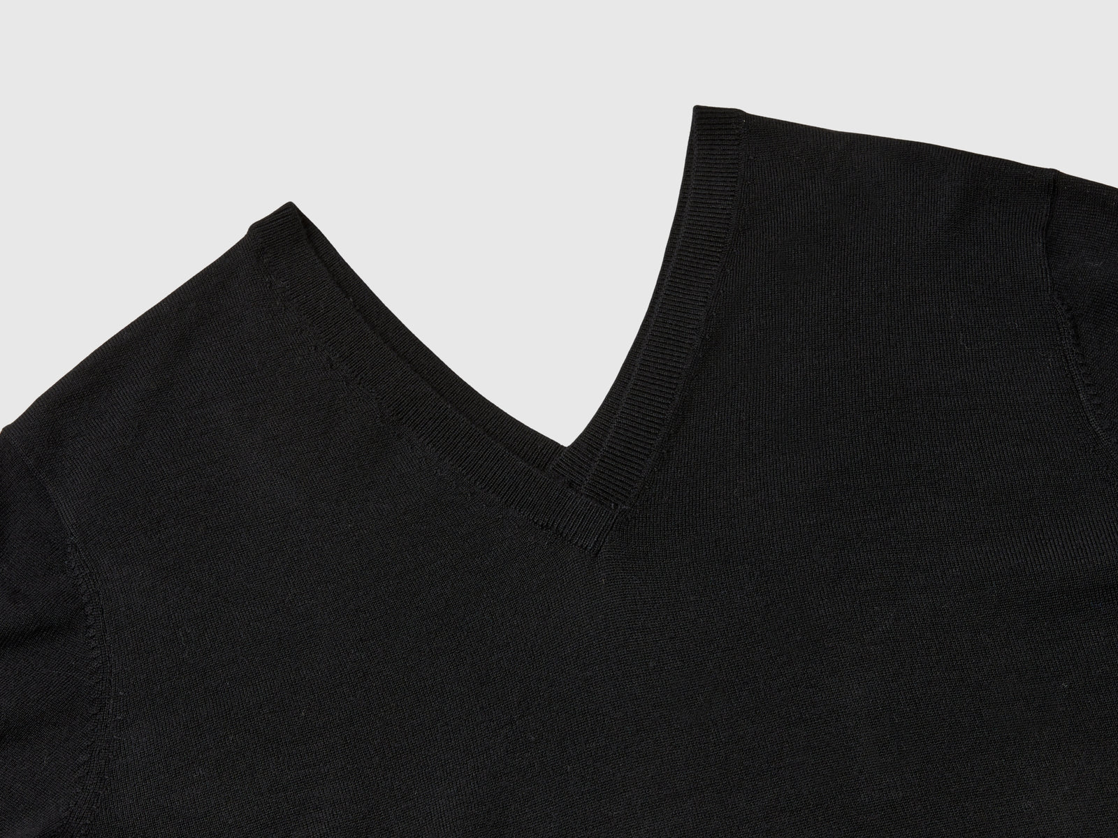 Maglia scollo a V in pura lana Merino da donna nero 3 | Benetton Outlet