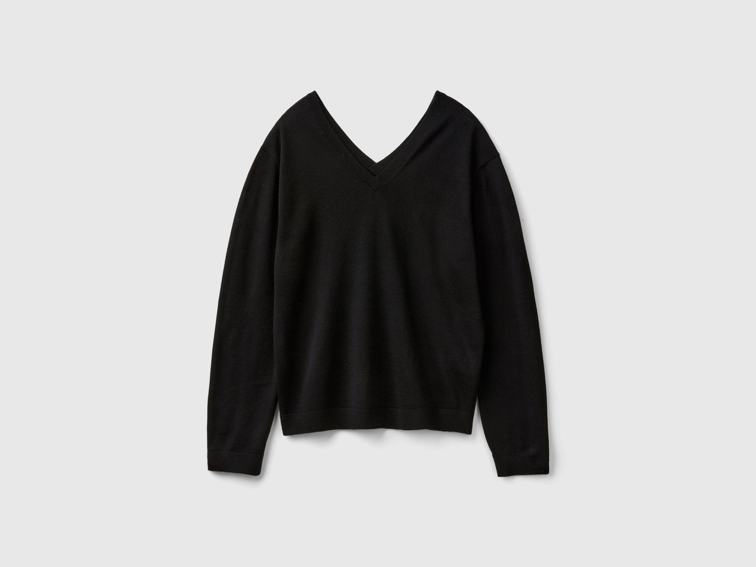 Maglia scollo a V in pura lana Merino da donna nero | Benetton Outlet