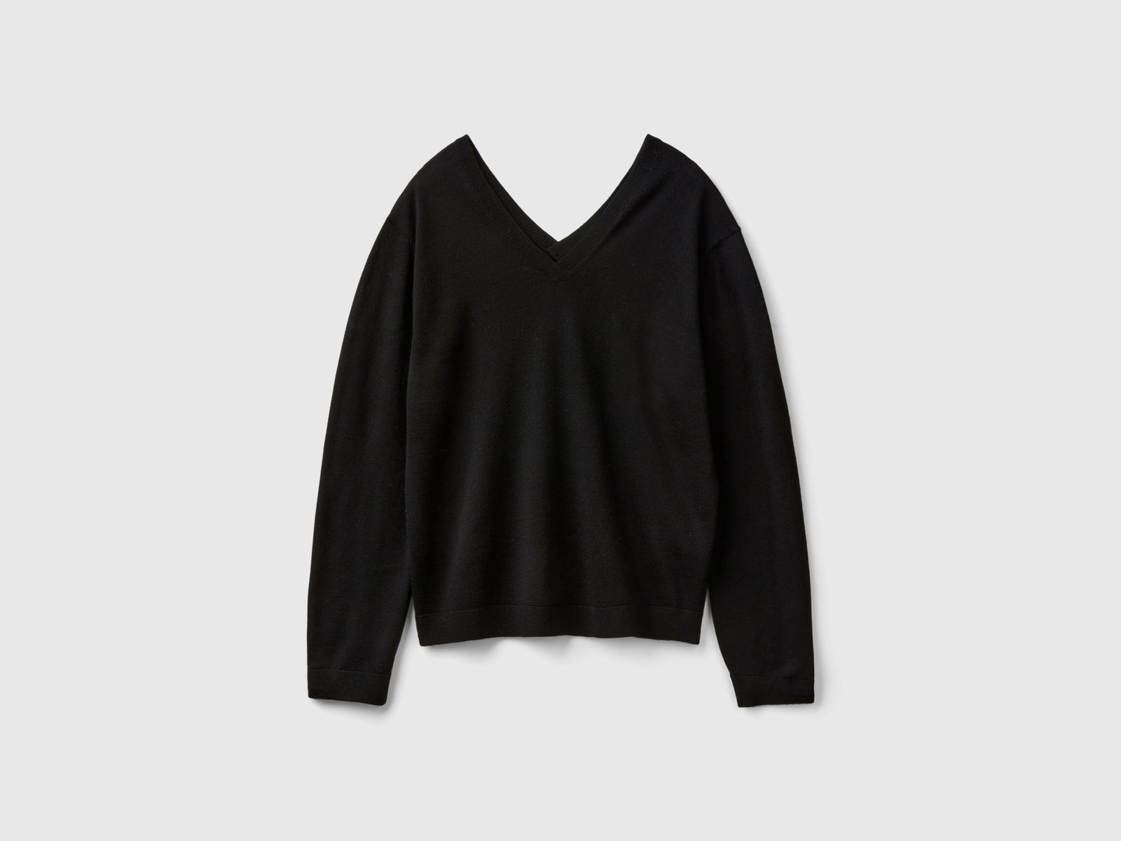 Maglia scollo a V in pura lana Merino da donna nero | Benetton Outlet