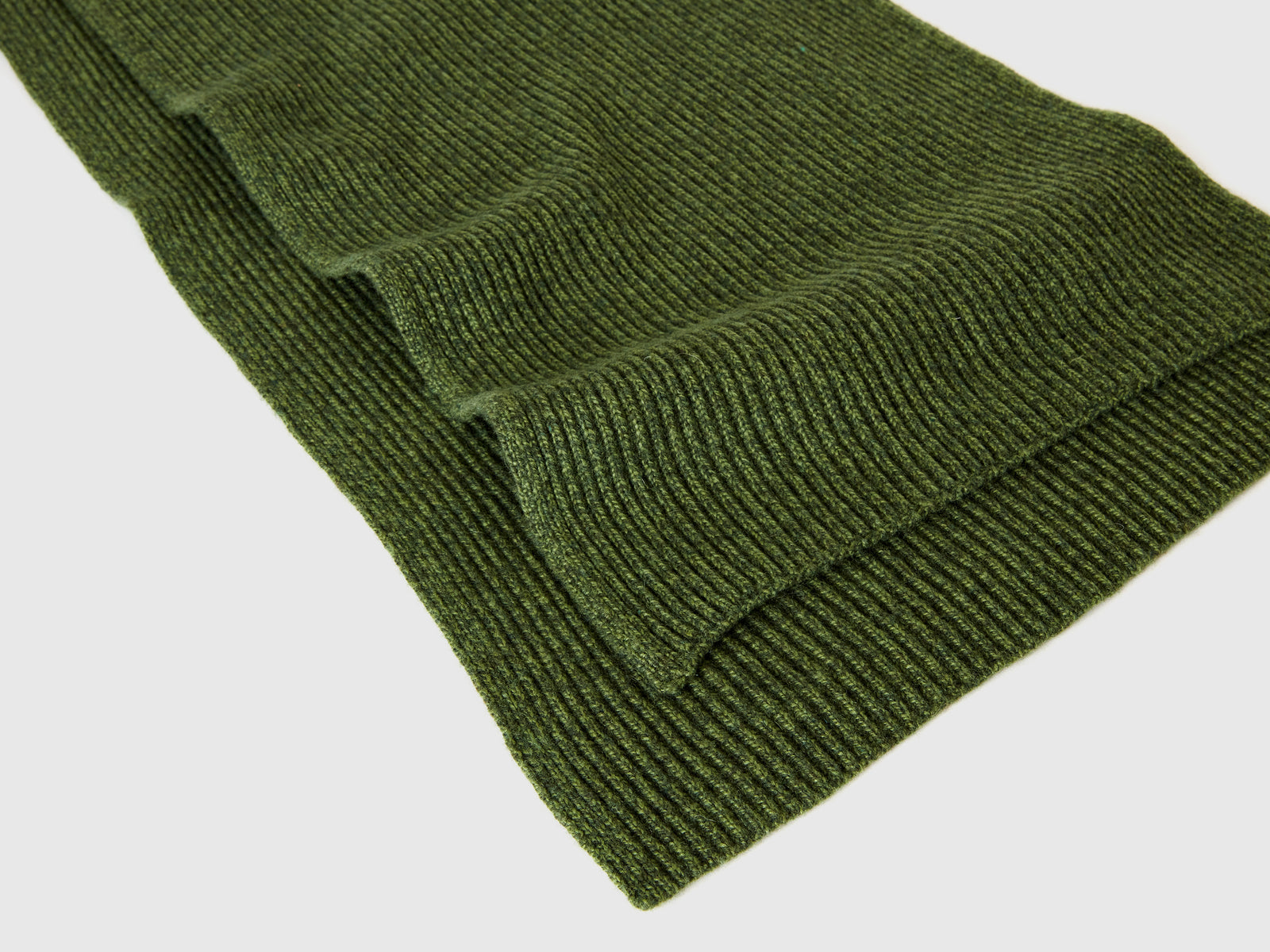 Bufanda de mezcla de lana y cachemira da uomo verde oliva 2 | Benetton Outlet