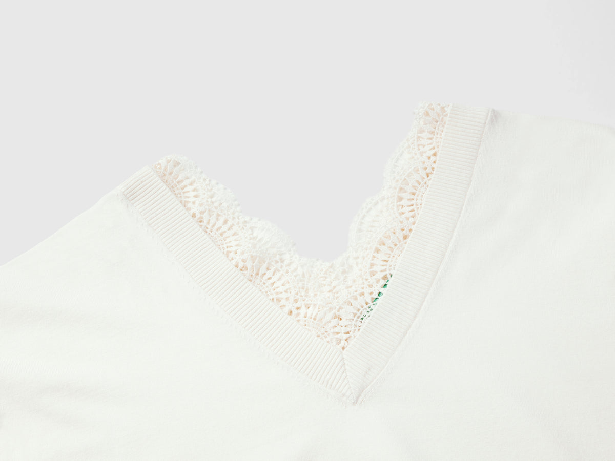Flowing shirt with lace