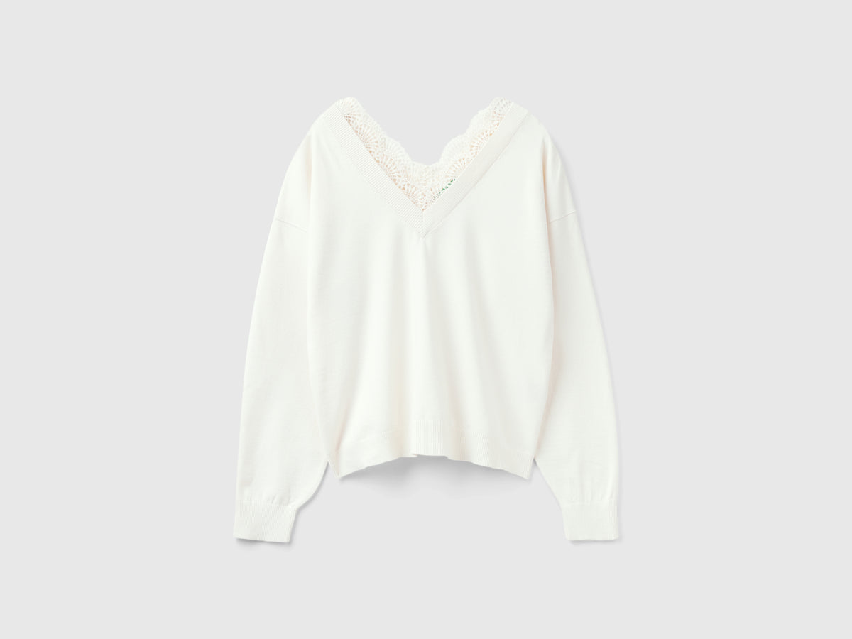 Flowing shirt with lace