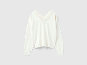Flowing shirt with lace