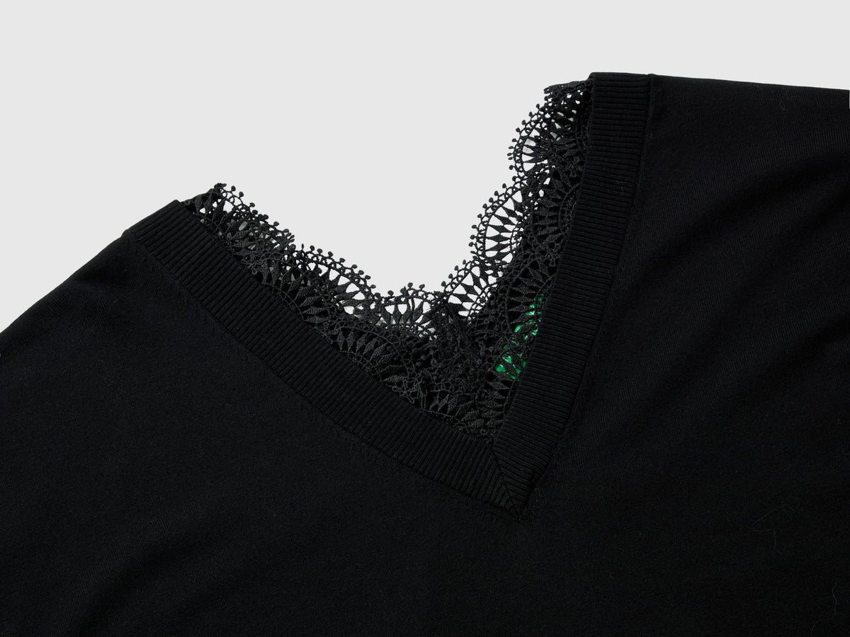 Flowing shirt with lace