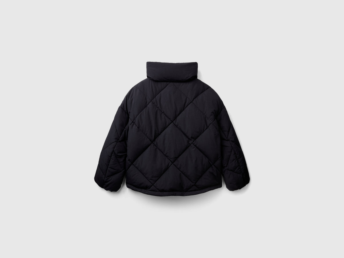 Chaqueta de plumón de cuello alto acolchada con auténtico plumón reciclado.