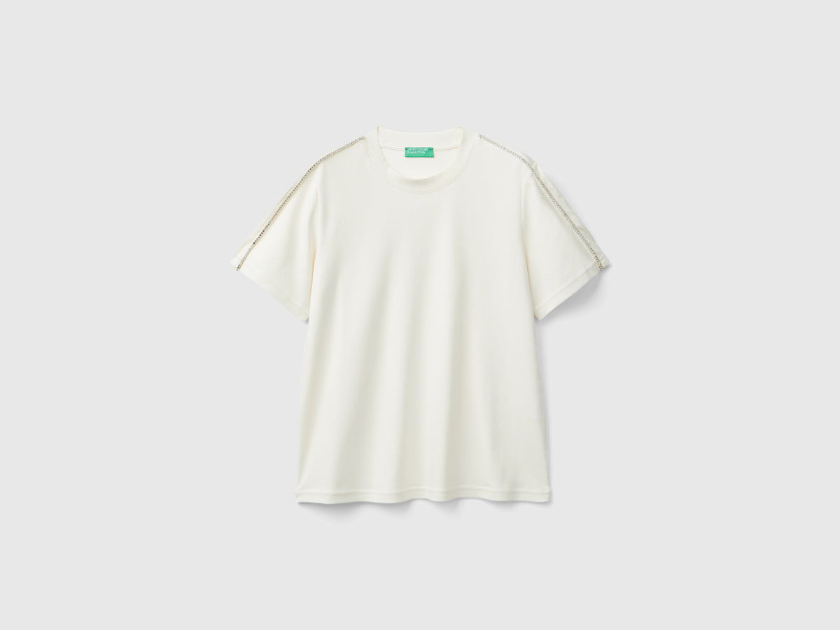 T-shirt con applicazioni effetto gioiello