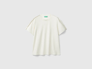 T-shirt con applicazioni effetto gioiello