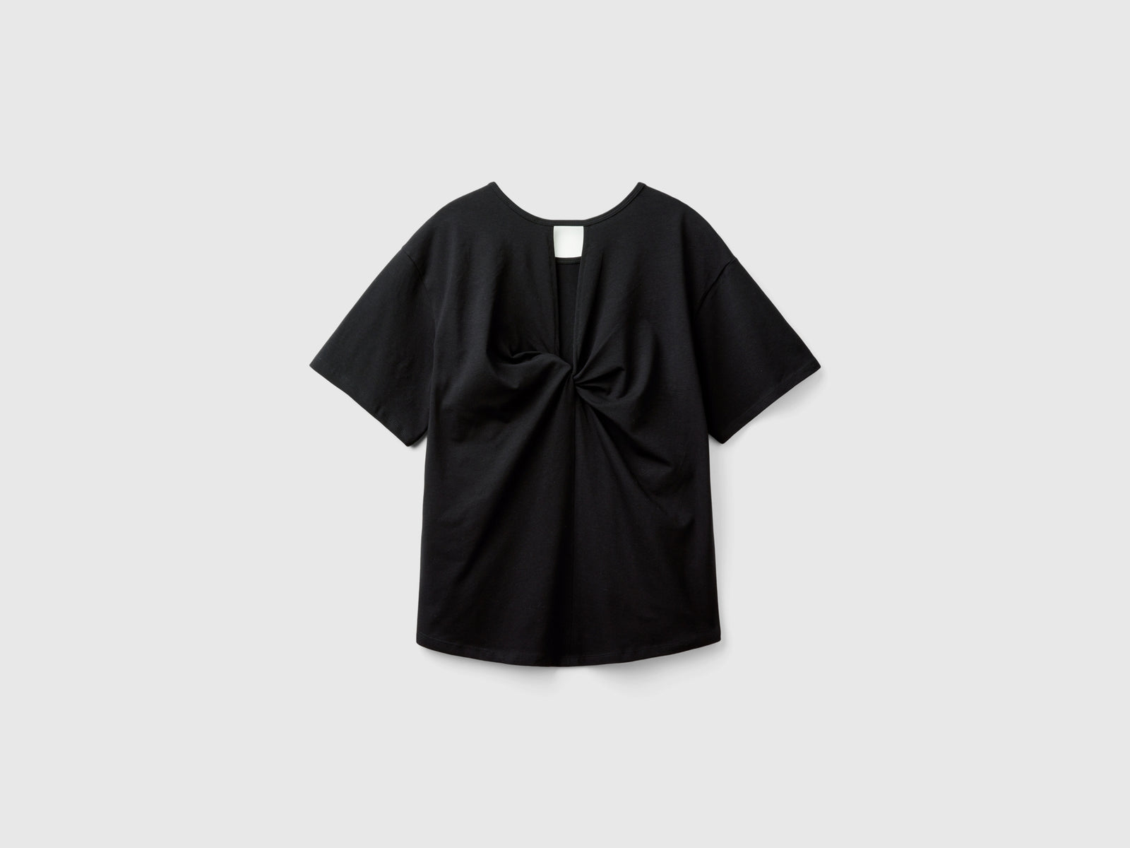 T-shirt con apertura sul retro da donna nero 2 | Benetton Outlet
