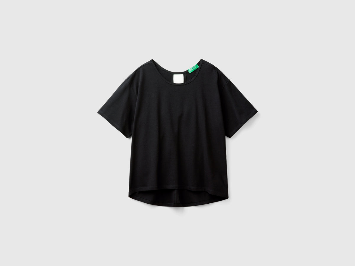 T-shirt con apertura sul retro